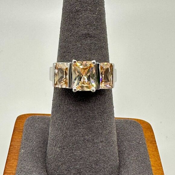 Ring with Three Orange Stones - Picture 2 of 6